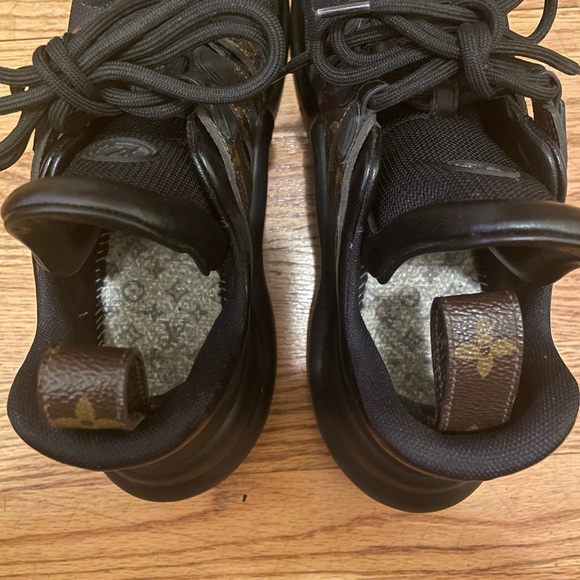 Louis Vuitton - Picture 7 of 8